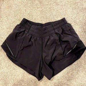 Black low rise 2.5” lululemon hotty hot shorts